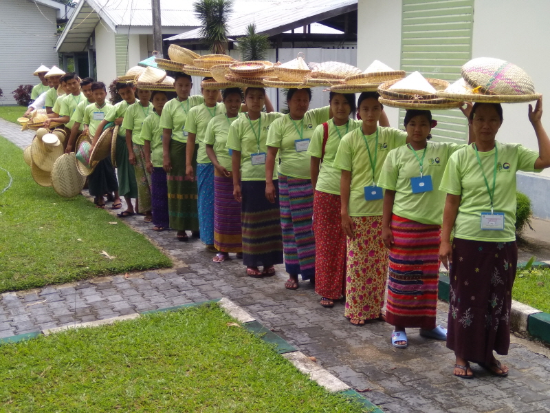 미얀마 REDD+ 사업의 일환으로 대나무 공예품제작을 위한 교육을 받는 지역주민