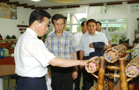 The Chief of the KFS Visits a Manufacturer of Bamboo Products 
