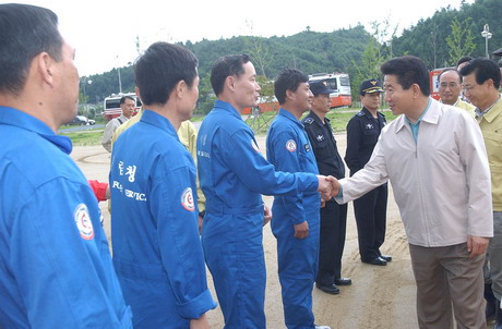 President Roh Encourages the Helicopter Pilots